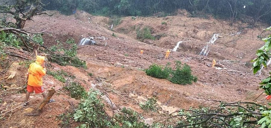 NDRF and SDRF personnel carry out rescue operations on Brahmagiri Hills on Saturday. DH Photo