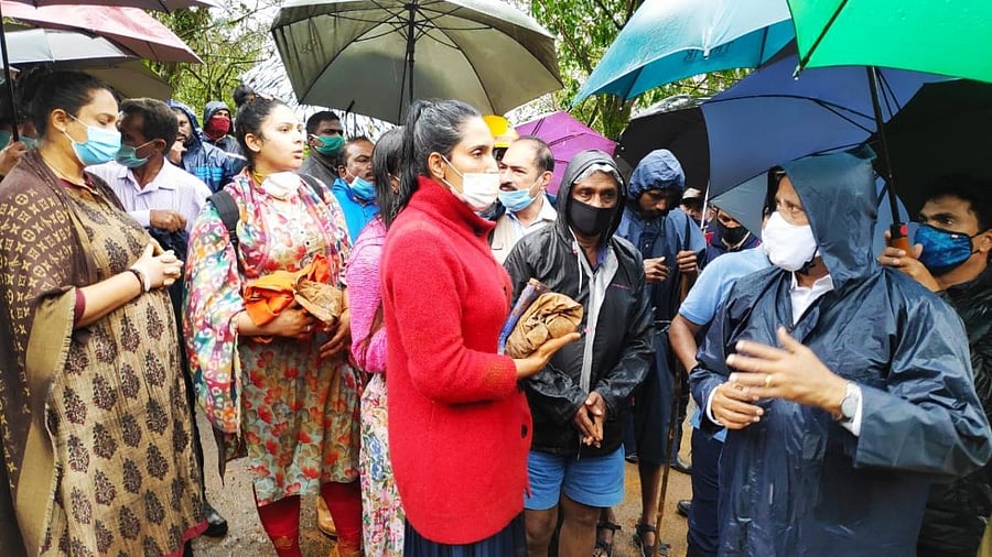 Delhi's primary weather station, Safdarjung Observatory, recorded a maximum temperature of 43.7 degrees Celsius.
