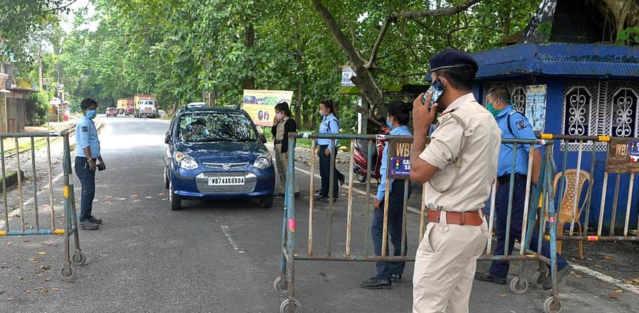 Police personnel check vehicles during a day-long complete lockdown imposed by West Bengal Govt. Credit: AFP