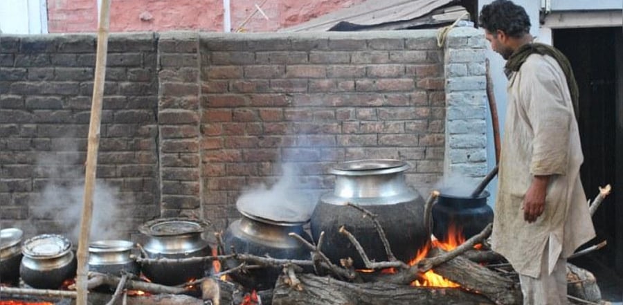 A Waza stirring up a multi-course Wazwan meal in Kashmir. Credit: Wikimedia Commons