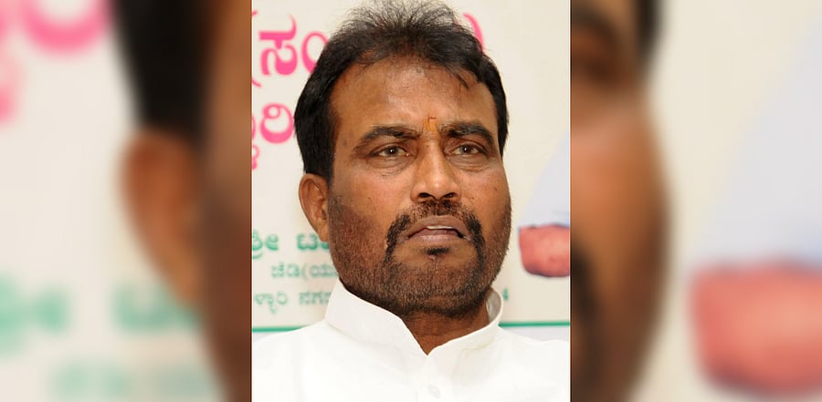 Police officers cleared protest site by removing cots, mattresses, fans, tarpaulin ceiling along with other belongings of wrestlers.