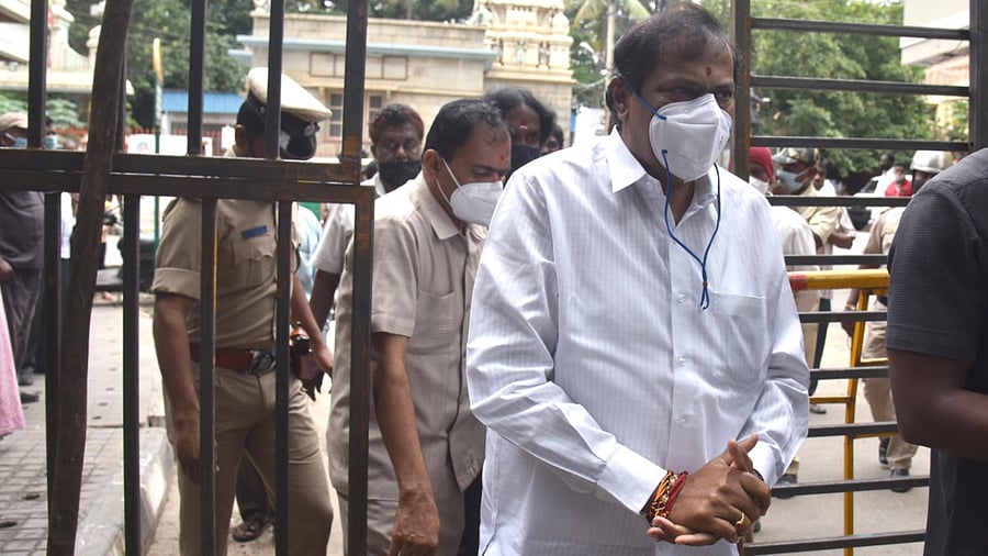 MLA R Akhanda Srinivas Murthy visits his charred house at Kaval Byrasandra on Monday. DH PHOTO/S K DINESH