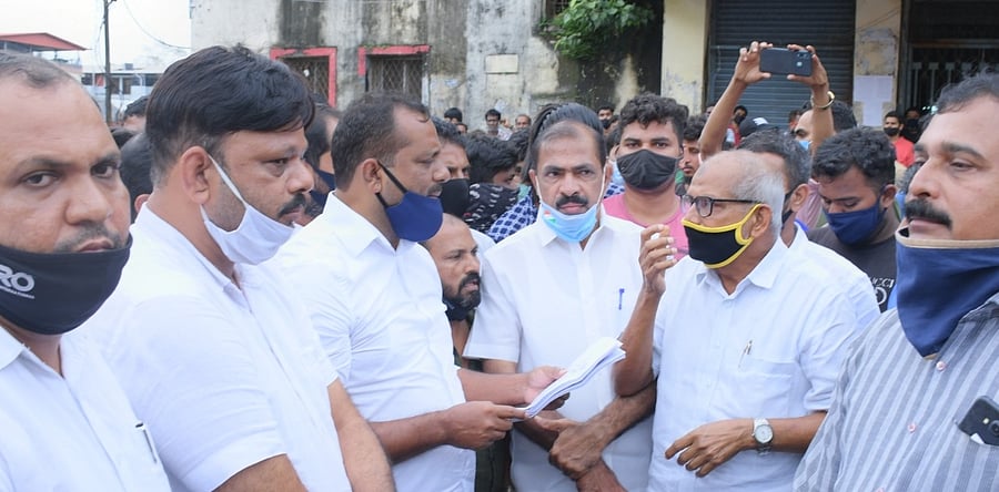MLA U T Khaders speaks to traders at Central Market. Credit: DH Photo