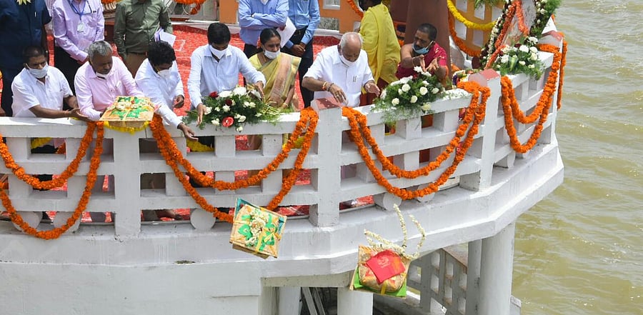 CM Yediyurappa offers bagina. Credit: DH