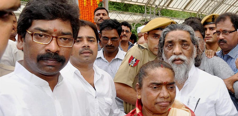JMM chief Shibu Soren, with wife and son Hemant Soren. Credit: PTI File Photo