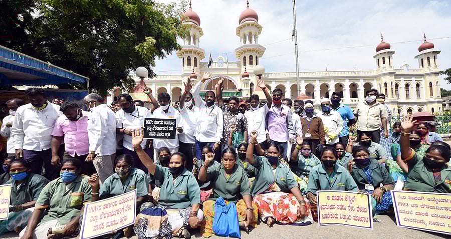 Pourakarmikas stage a protest demanding to fulfil various demands in Mysuru on Wednesday. DH PHOTO