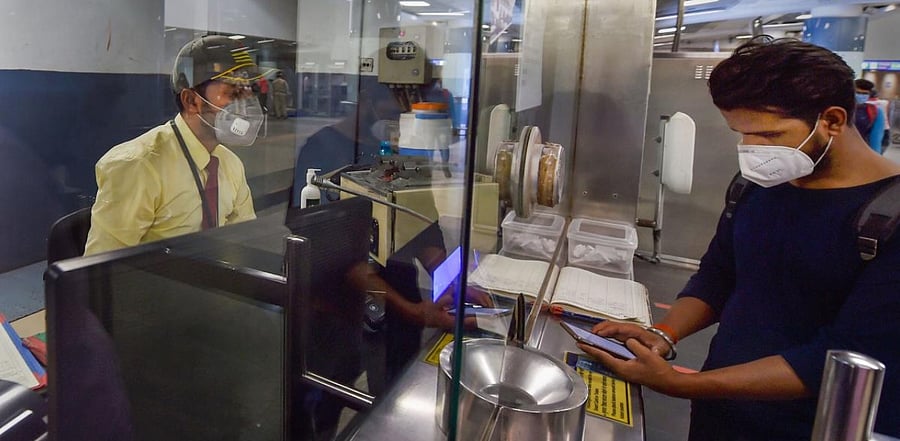 Commuters face problems with cashless payment at Delhi Metro. Credit: PTI Photo