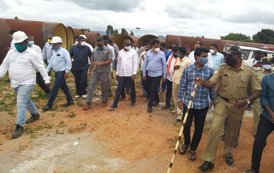 Deputy Chief Minister C N Ashwath Narayan inspects the drinking water project at Netkal village, Malavalli taluk, Mandya district on Friday. DH PHOTO