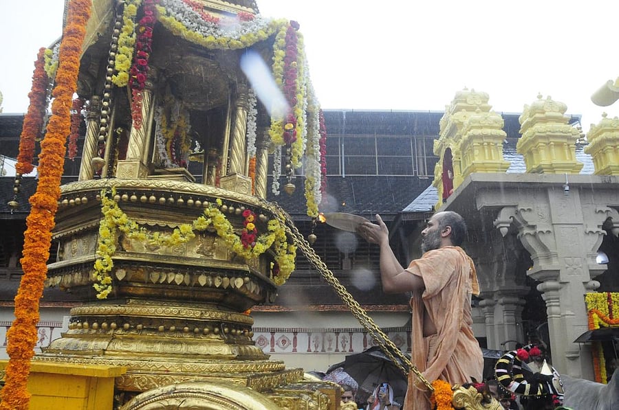 Admar Mutt seer Eshapriya Theertha Swami offers prayers to Lord Krishna on Car Street in Udupi.