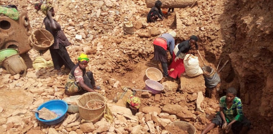 Congolese miners work at an artisanal gold mine near Kamituga in the east of the Democratic Republic of Congo. Credit: Reuters Photo