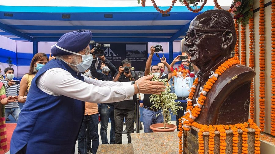 Union Civil Aviation Minister Hardeep Singh Puri pays tribute to freedom fighter and activist Lok Nayak Jai Prakash Narayan during his visit to Jay Prakash Narayan International Airport in Patna. Credit: PTI