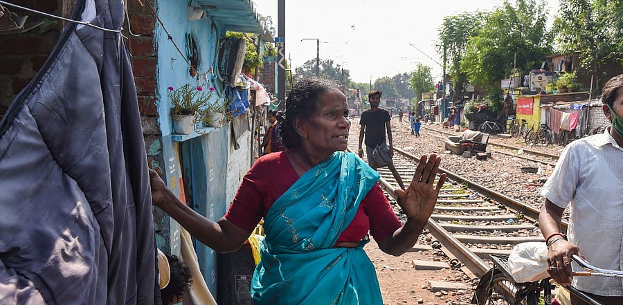 Resident of a slum area near Lajpat Nagar Railway line, in New Delhi. Credit: PTI