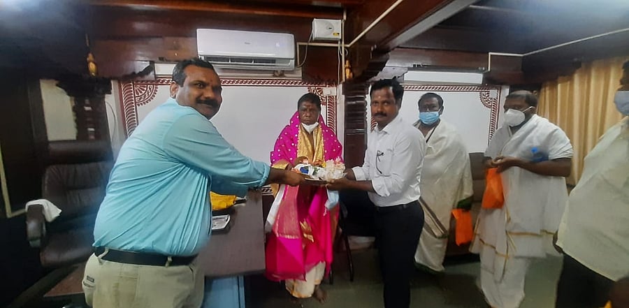 Puducherry Chief Minister Narayanasamy visit Mookambika Temple in Kollur and offered special prayers to the Goddess. Credit: DH Photo
