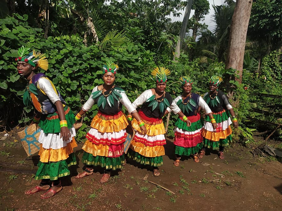 Siddi women prepare for Damami Kunita. Photos by author