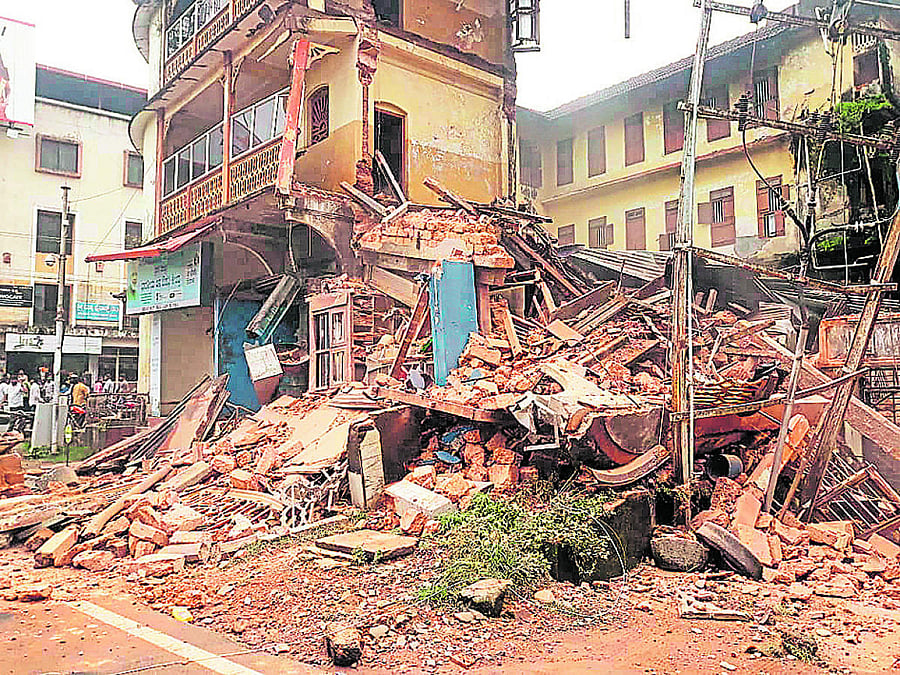 A dilapidated building, ‘Royal Mahal’ near Chittaranjan Circle, partially collapsed, on Friday.