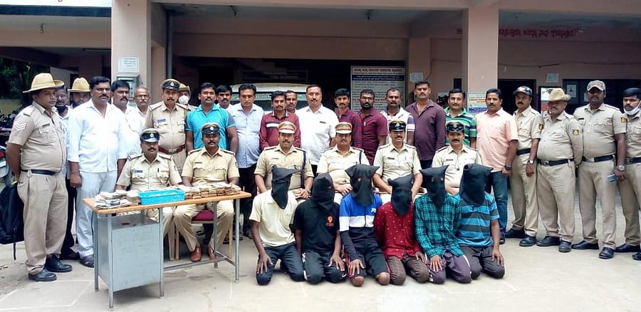 Accused of triple murder seen with the police in Mandya.