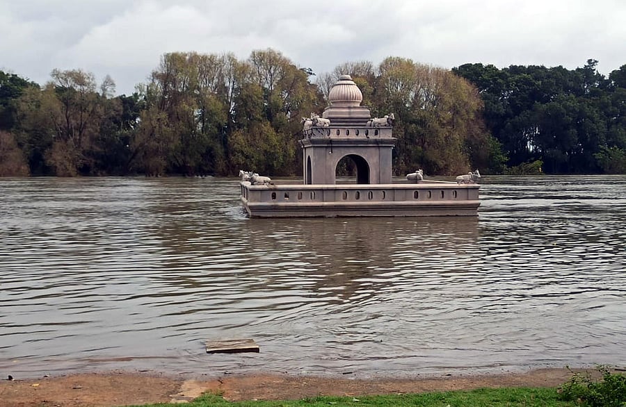 As large quantum of water was released into Kapila river, a part of Hadinaru Kalu Mantapa in Nanjangud, Mysuru district, submerged on Monday. DH PHOTO