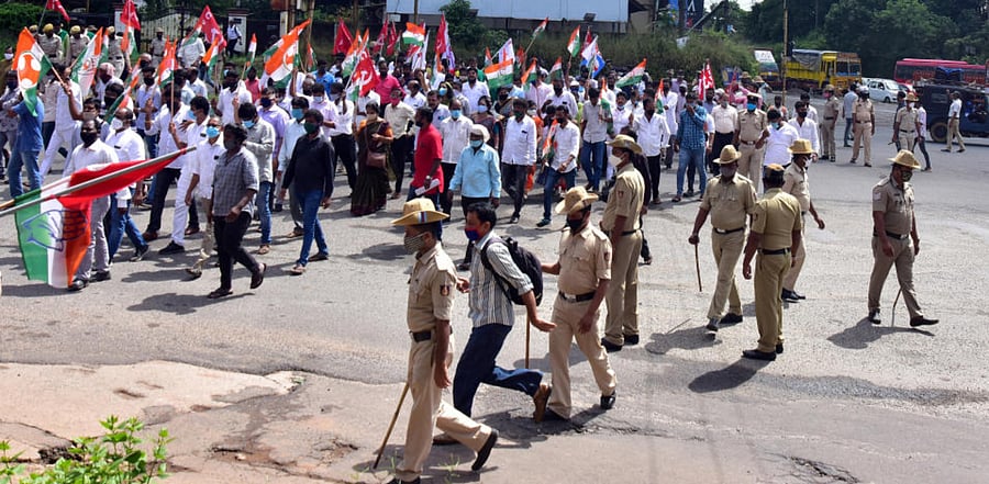 Farmers protest. Credit: DH Photo