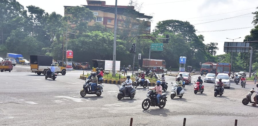 Buses, autos and other vehicles are moving normally in Mangaluru. DH photos/Govindraj Javali