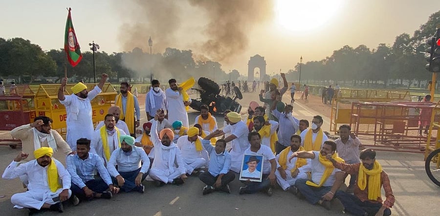Punjab Youth Congress activists on Monday burnt a tractor near India Gate to protest farm sector reforms. Credit: Special arrangement