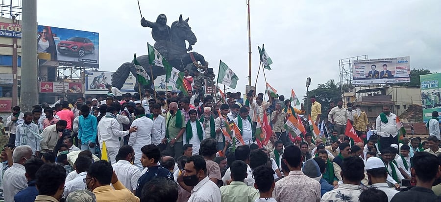 In Kalaburagi, bus service was withdrawn on Monday morning as leaders of several farmer associations and pro-Kannada outfits staged a protest in front of Central Bus Stand. . Credit: DH Photo