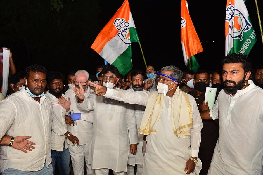 KPCC president D K Shivakumar and leader of the Opposition Siddaramaiah take part in a protest organised in Bengaluru against the detention of Congress leaders Rahul Gandhi and Priyanka in Uttar Pradesh. Credit: DH photo.