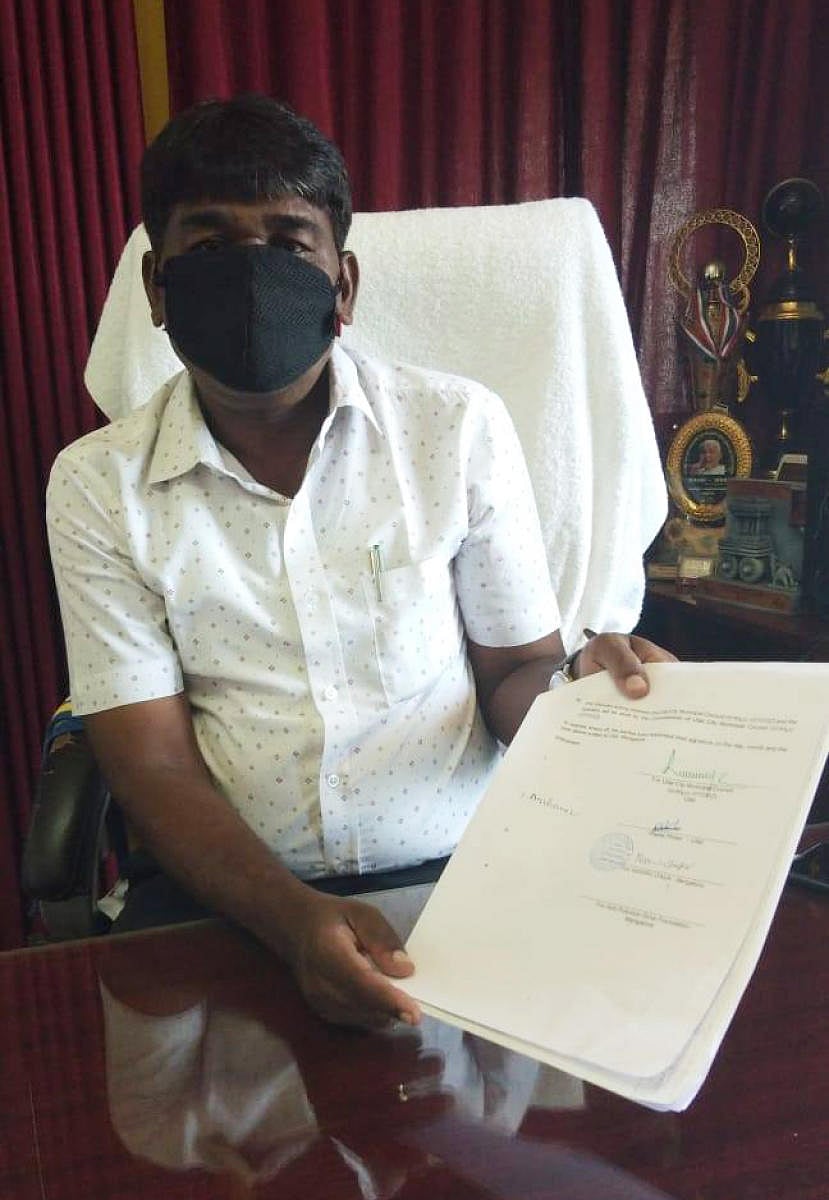 Ullal CMC Commissioner Rayappa with the MoU on setting up the district’s first Dry Waste Collection Centre (DWCC) in Ullal town, on the outskirts of Mangaluru.