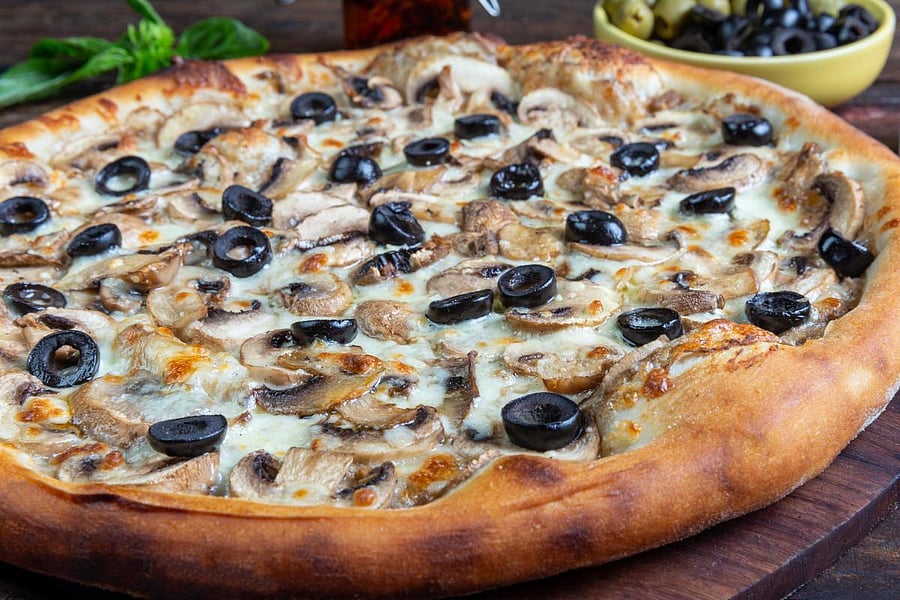 Mushroom & olive pizza