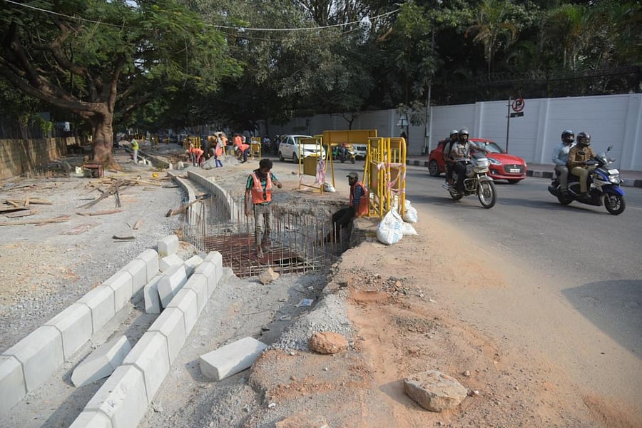 Bengaluru Smart City’s work in progress on Raj Bhavan Road. DH photo by BH Shivakumar