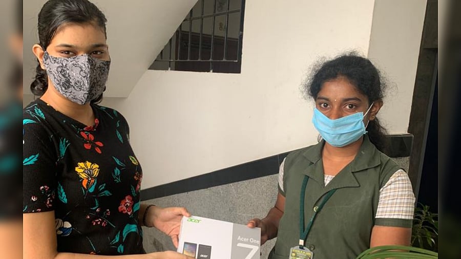 17-year-old Gunisha Aggarwal hands over phone to a student. Credits: DH Special arrangement