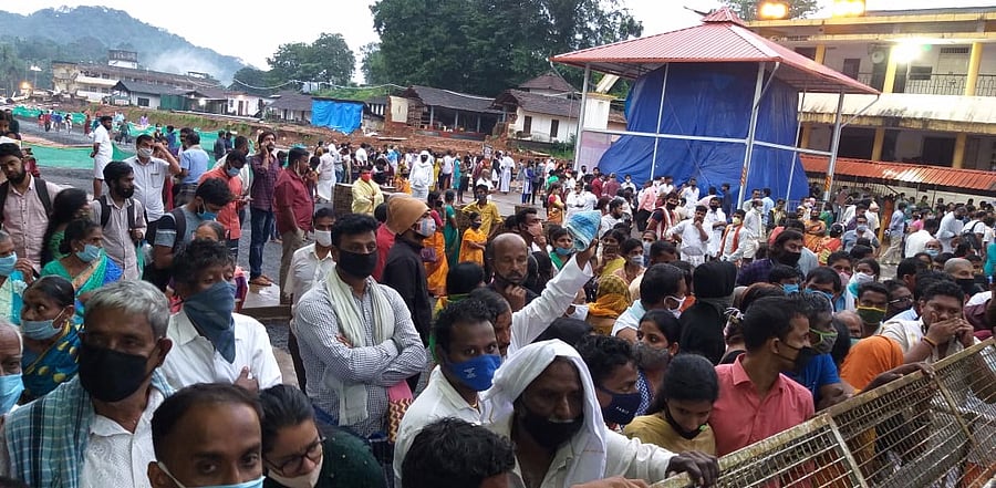 Devotees stand in queue to avail receipt for Ashleshabali seva at Kukke Subrahmanya Temple at Subrahmanya in Dakshina Kannada on Monday morning. Credit: DH Photo