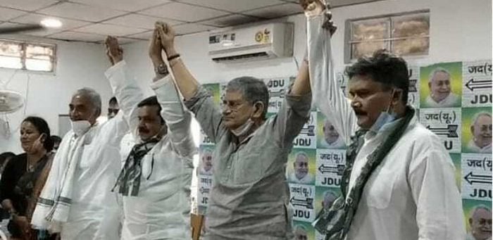 Former IPS officer Sunil Kumar (extreme right), who recently joined the JD(U), has been made the party nominee from Bhore in Gopalganj. Credit: DH file photo.