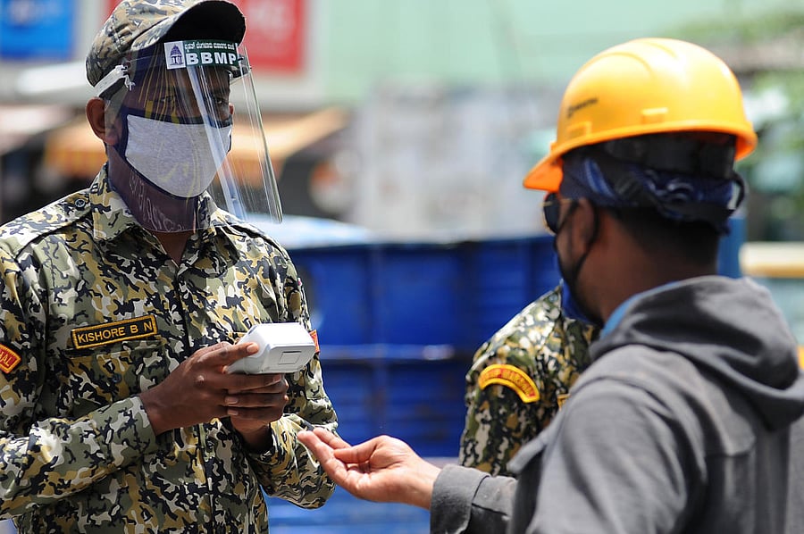 BBMP marshals levy fines on those not wearing masks. DH FILE/Pushkar V
