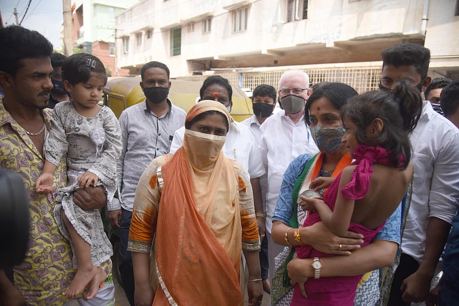 Congress candidate for RR Nagar Assembly bypoll, Kusuma H, seeks votes in a door-to-door campaign in Yeshwantpur, Bengaluru on Friday. DH Photo/S K Dinesh
