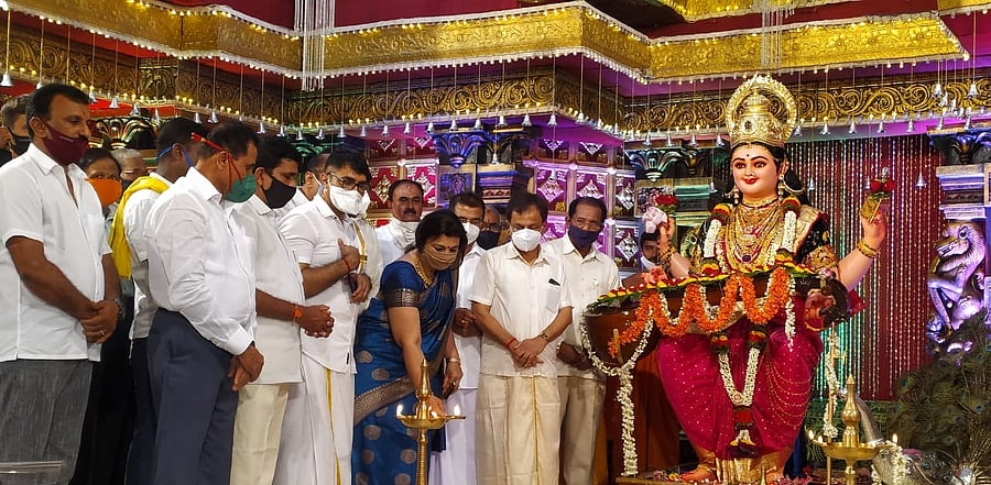 Covid-19 warrior and NRI forum former vice president Arathi Krishna inaugurates Mangalauru Dasara and Navaratri utsav by lighting the lamp, at Kudroli Gokarnanatha Temple. DH Photo/Govindraj Javali 