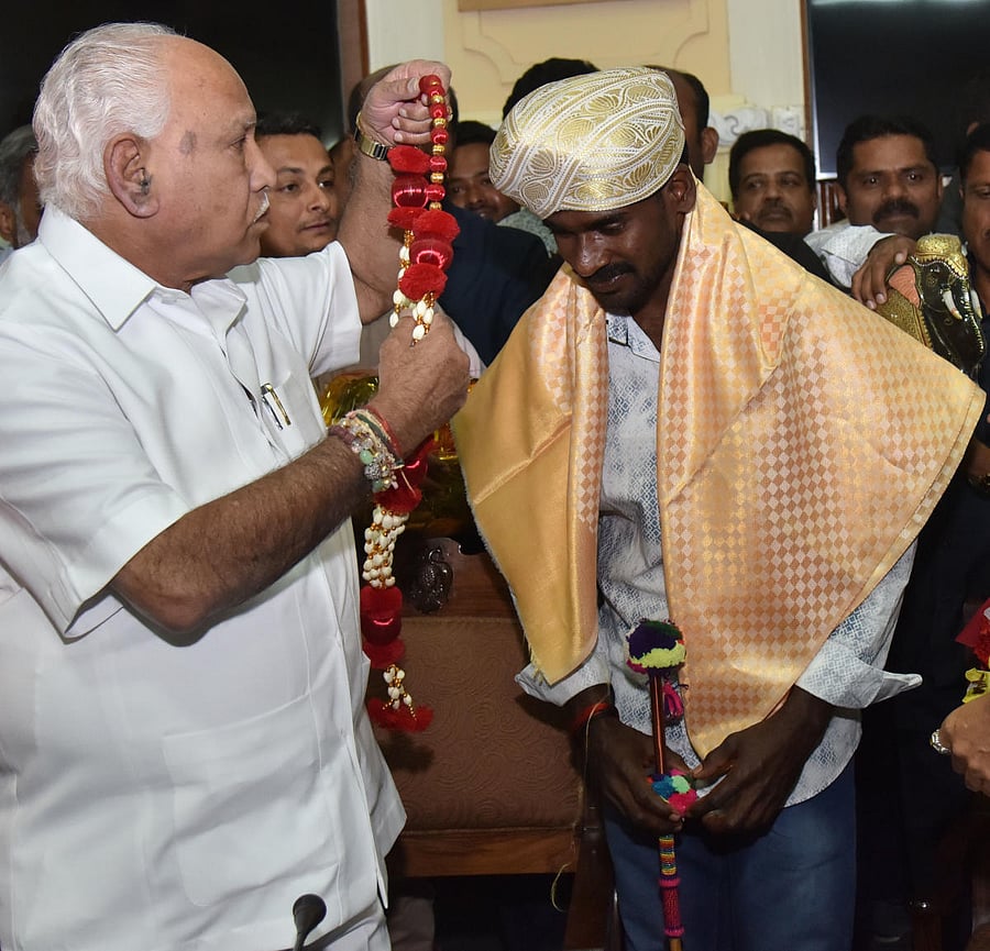 Kambala jockey Srinivasa Gowda was felicitated by Chief Minister B S Yediyurappa at the Vidhana Soudha in Bengaluru on Monday. DH Photo/ Janardhan B K