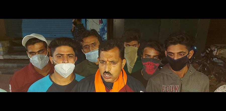Mob assembled outside Deepika Singh Rajawat's residence. Credit: Twitter Photo (@DeepikaSRajawat)