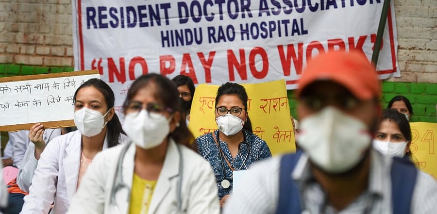 Resident Doctor Association members of Hindu Rao Hospital during a protest, demanding to clear their outstanding remuneration, at Jantar Mantar in New Delhi, Thursday, Oct. 22, 2020. Credit: PTI Photo