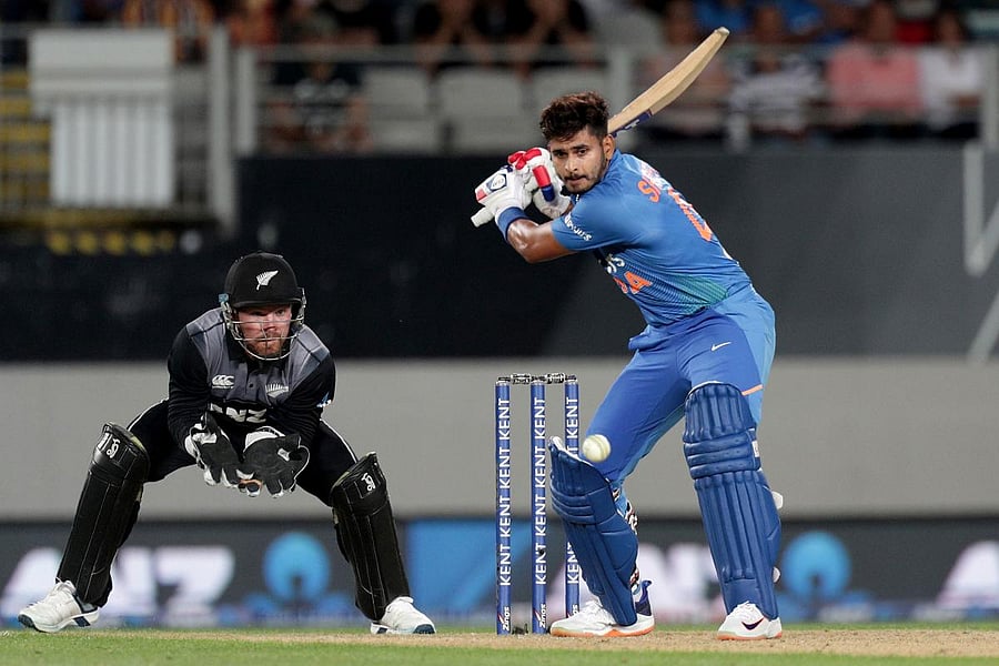 India’s Shreyas Iyer (R) bats fielded by New Zealand’s wicketkeeper Tim Seifert (L) during the first Twenty20 cricket match between New Zealand and India at Eden Park. (AFP photo)