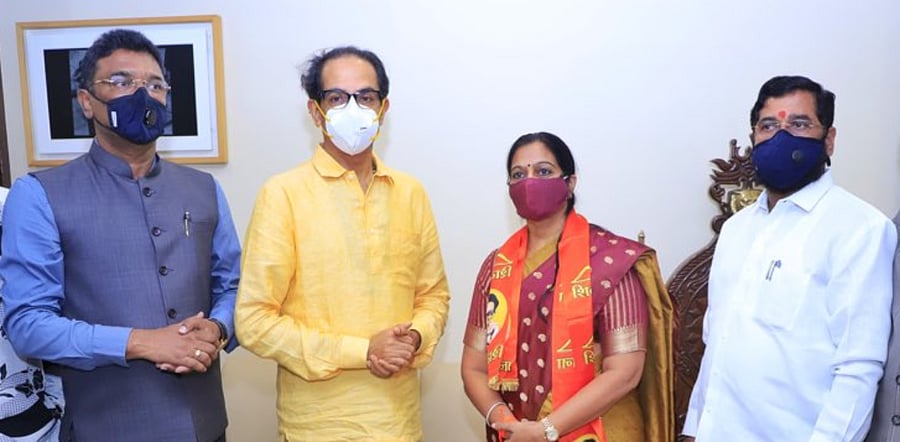 Jain visited Matoshree, the private bungalow of Maharashtra Chief Minister and Shiv Sena President Uddhav Thackeray and formally joined the ruling party. Credit: Twitter (@ShivSena)