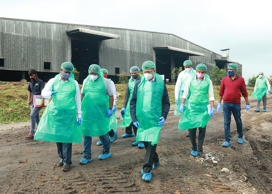 BBMP administrator Gaurav Gupta and commissioner N Manjunatha Prasad inspect a waste processing unit. Credit: DH Photo