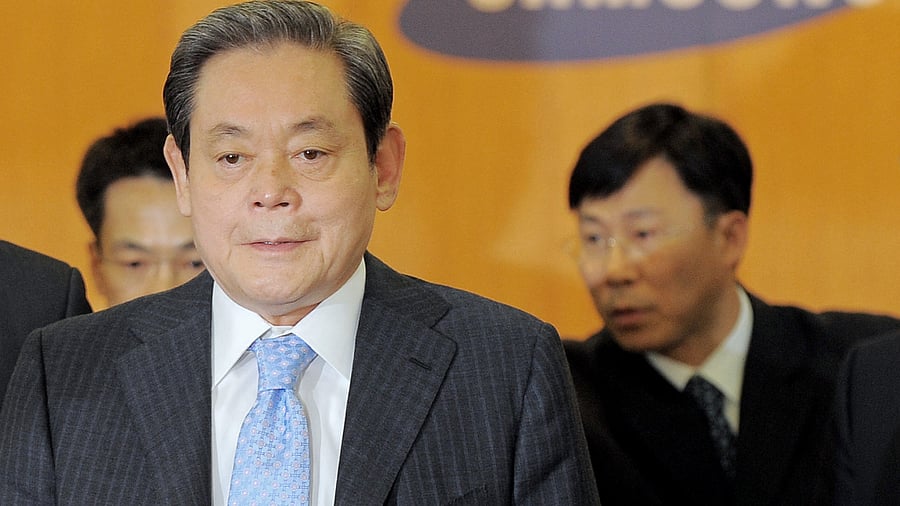 Lee Kun-Hee (L), chairman of South Korea's largest group Samsung. Credits: AFP Photo