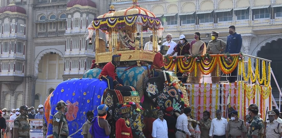 Chief Minister B S Yediyurappa offers floral tributes to the idol of Chamundeshwari Devi placed in the golden howdah carried by elephant Abhimanyu, to mark the launch of Dasara Jamboo Savari, in front of Mysuru Palace, on Monday. DH Photo.