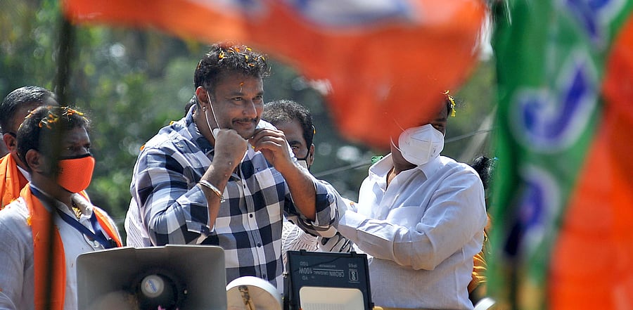 Sandalwood actor Darshan campaign for Rajarajeshwari Nagar BJP candidate Munirathna at BK Nagar in Bengaluru, for the upcoming Nov 3 bypolls. Credit: DH Photo/Pushkar V