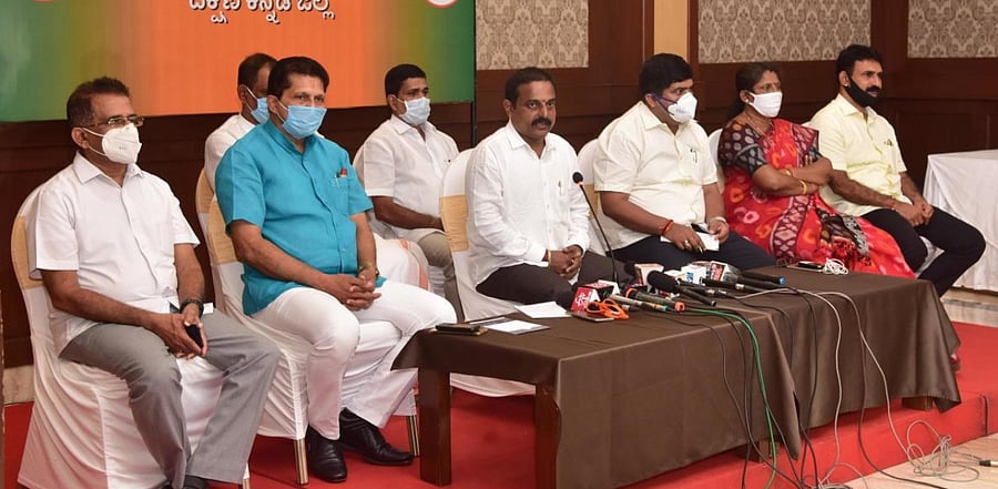 DK BJP district unit President Sudarshan Moodbidri speaks to mediapersons in Mangaluru. DH Photo.