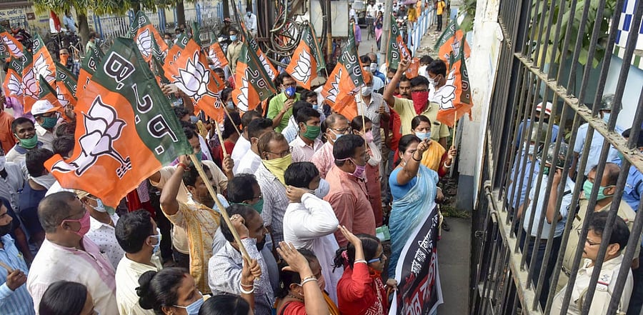 BJP workers protest outside Balurghat Police Station demanding justice for the alleged murder of a party worker, in Dakshin Dinajpur district. Credit: PTI.