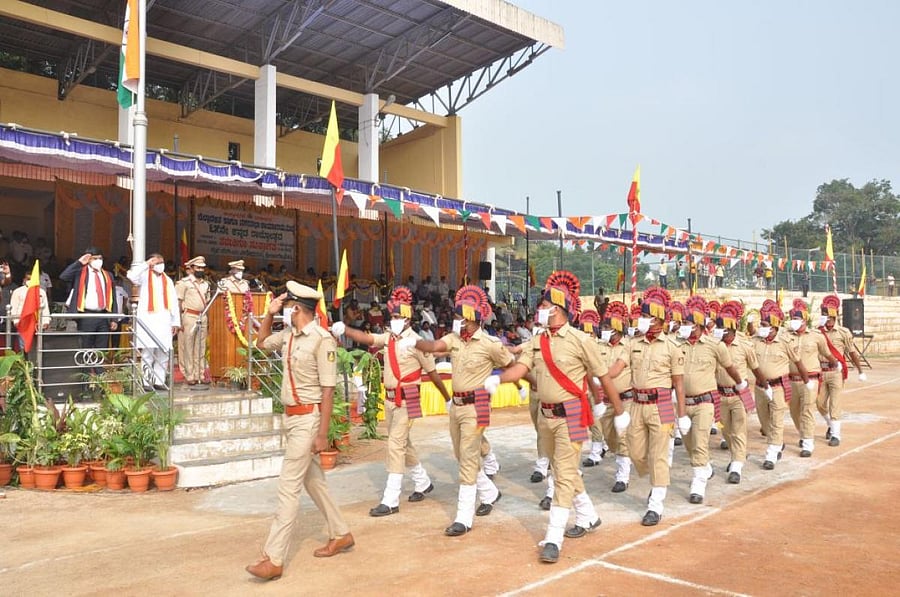 A view of the Rajyostava parade at Sir M V Stadium in Mandya on Sunday. DH Photo