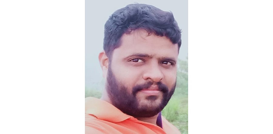 Manjunath serving as a driver of an ambulance at Mahatma Gandhi Memorial Government Hospital. Credit: Special arrangement