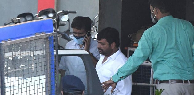 CBI officers arrest Vinay Kulkarni in Dharwad. Credit: DH Photo