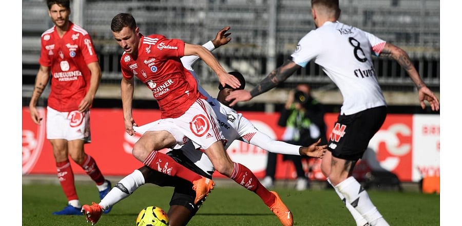 Brest's French forward Jeremy Le Douaron (R) vies with Lille's French forward Isaac Lihadji (C) and Lille's Portuguese midfielder Xeka during the French L1 football match between Brest and Lille. Credit: AFP